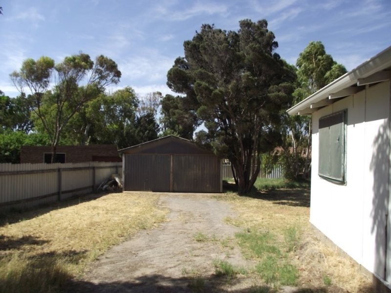 8 Armstrong Street, Dongara WA 6525