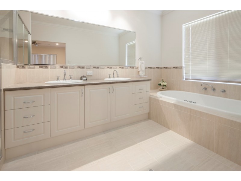 22 Coastside Crescent, Glenfield WA 6532