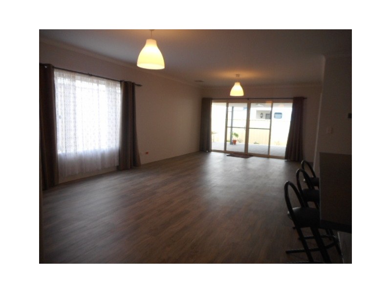 10 Edgewater Close, Glenfield WA 6532