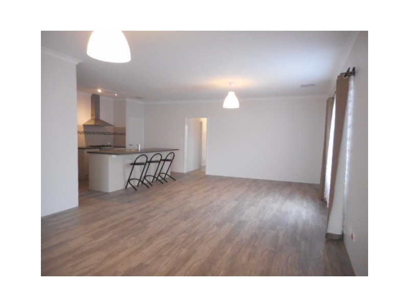 10 Edgewater Close, Glenfield WA 6532