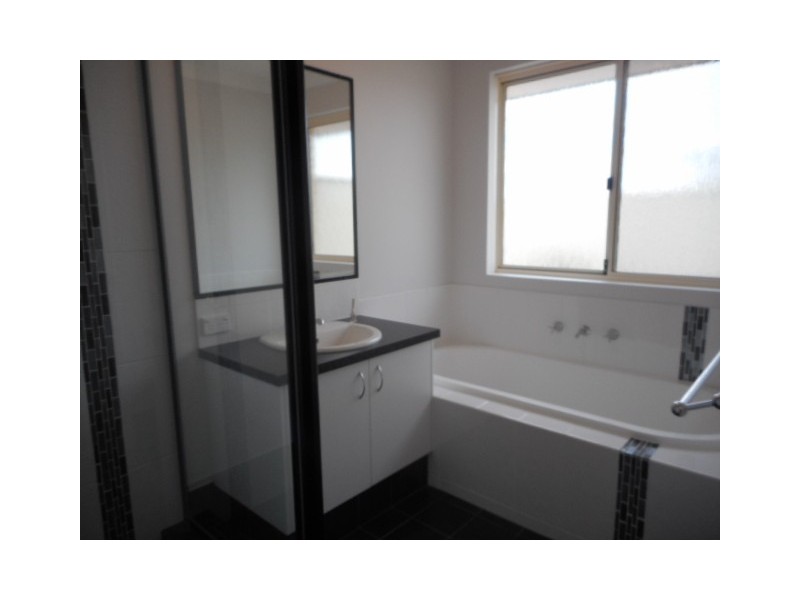 10 Edgewater Close, Glenfield WA 6532