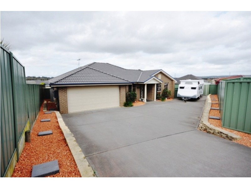 1  Priestley Close, Maryland NSW 2287