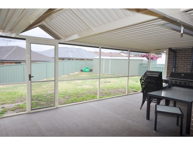 1  Priestley Close, Maryland NSW 2287