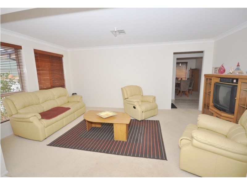 1  Priestley Close, Maryland NSW 2287