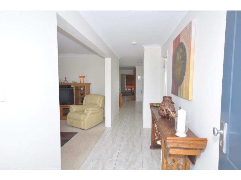 1  Priestley Close, Maryland NSW 2287