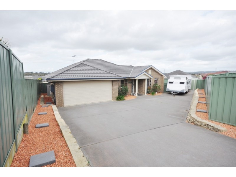 1  Priestley Close, Maryland NSW 2287