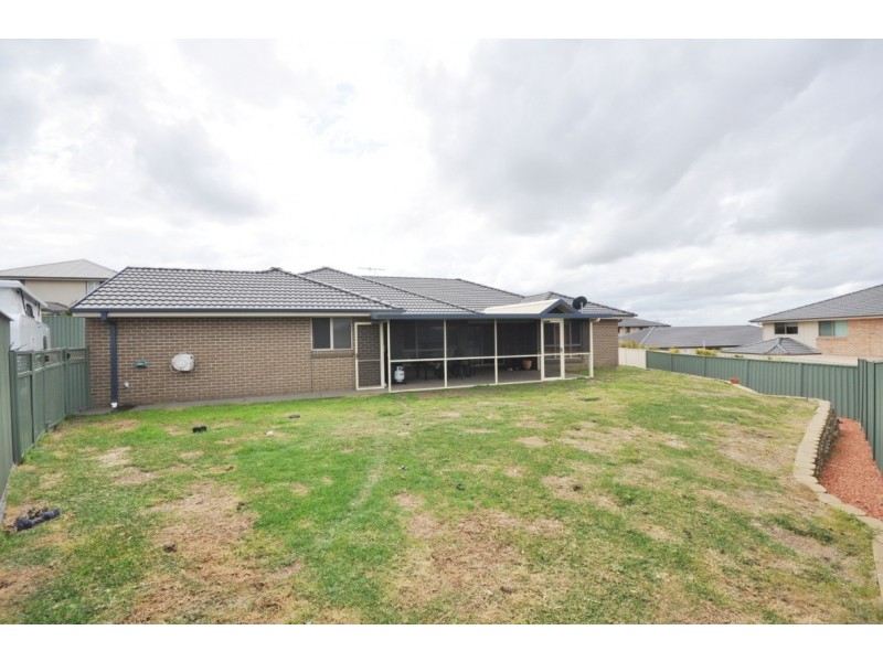 1  Priestley Close, Maryland NSW 2287