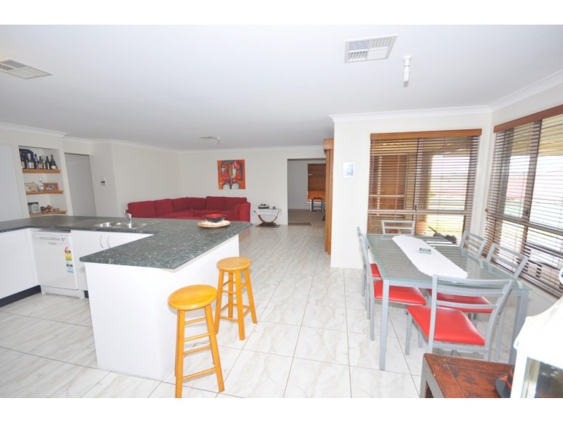 1  Priestley Close, Maryland NSW 2287