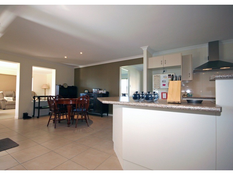 4 Oxley Court, Southside QLD 4570