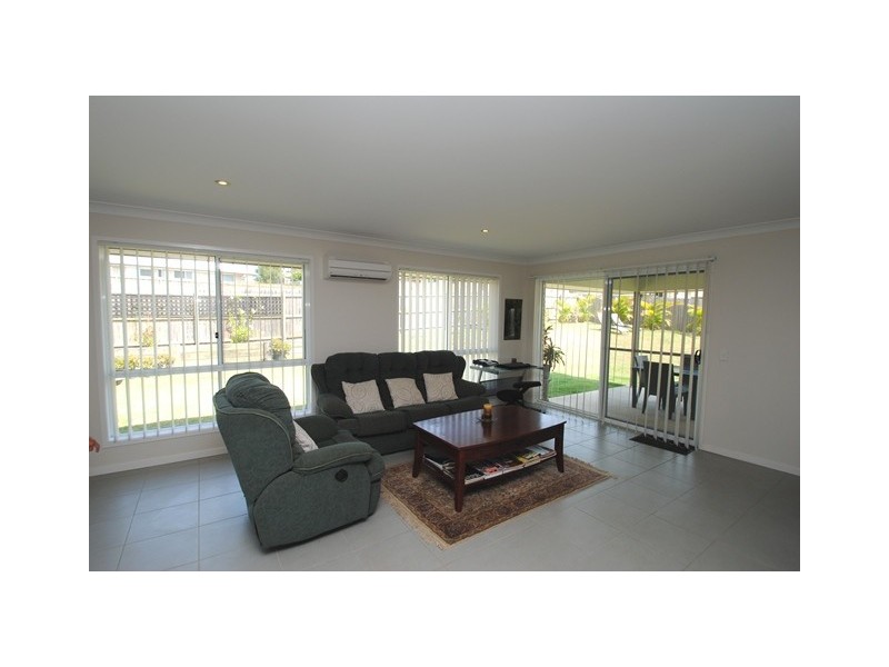 8 Principal Place, Jones Hill QLD 4570