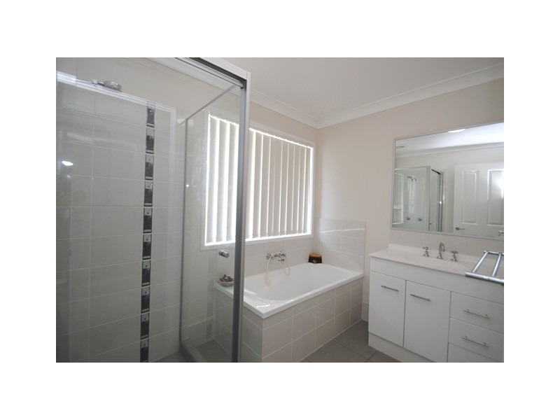 8 Principal Place, Jones Hill QLD 4570