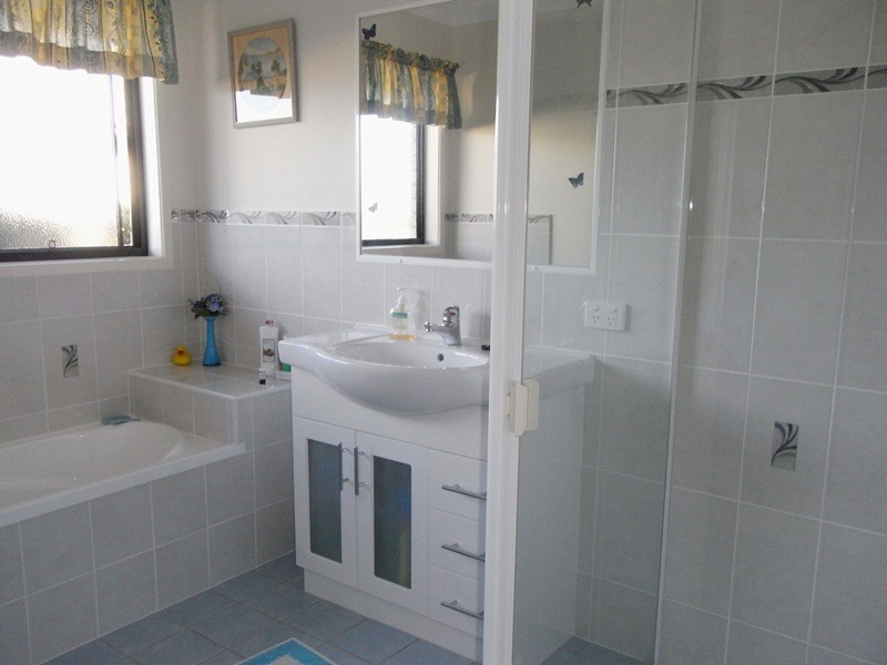 12 Suncrest Court, Southside QLD 4570