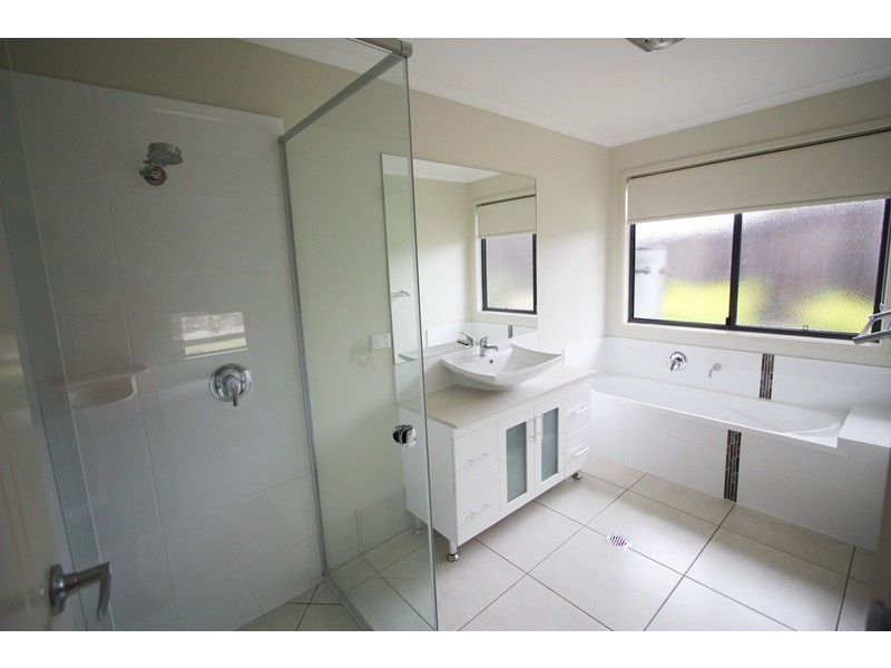 8 Eagle Hawk Drive, Southside QLD 4570