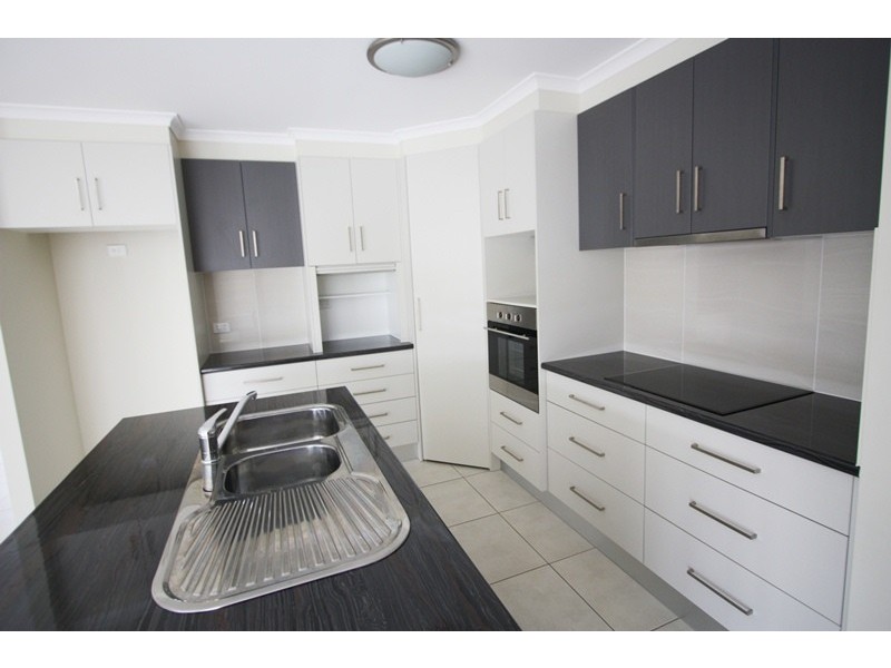 8 Eagle Hawk Drive, Southside QLD 4570