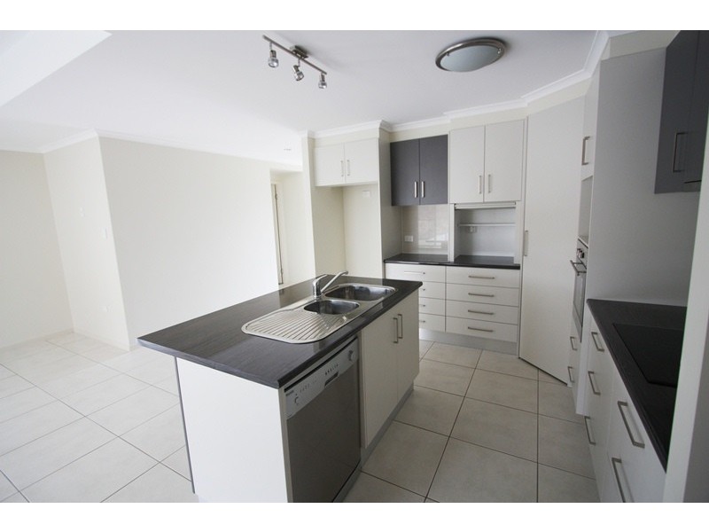 8 Eagle Hawk Drive, Southside QLD 4570