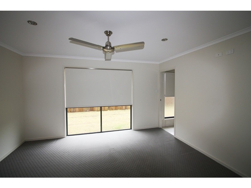 8 Eagle Hawk Drive, Southside QLD 4570