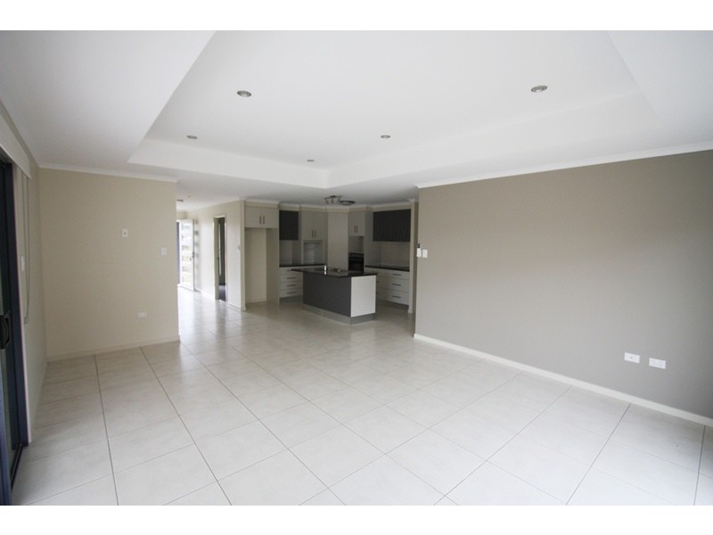 8 Eagle Hawk Drive, Southside QLD 4570