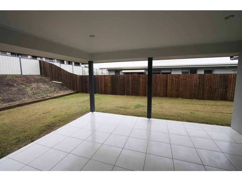 8 Eagle Hawk Drive, Southside QLD 4570