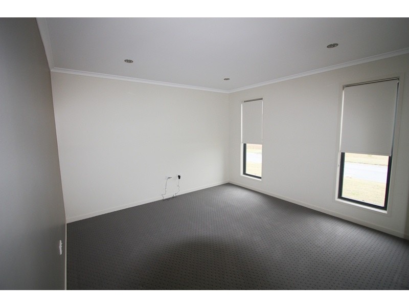 8 Eagle Hawk Drive, Southside QLD 4570