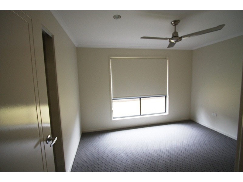 8 Eagle Hawk Drive, Southside QLD 4570