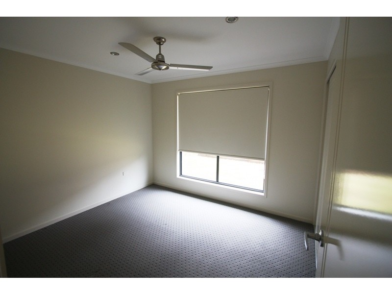 8 Eagle Hawk Drive, Southside QLD 4570