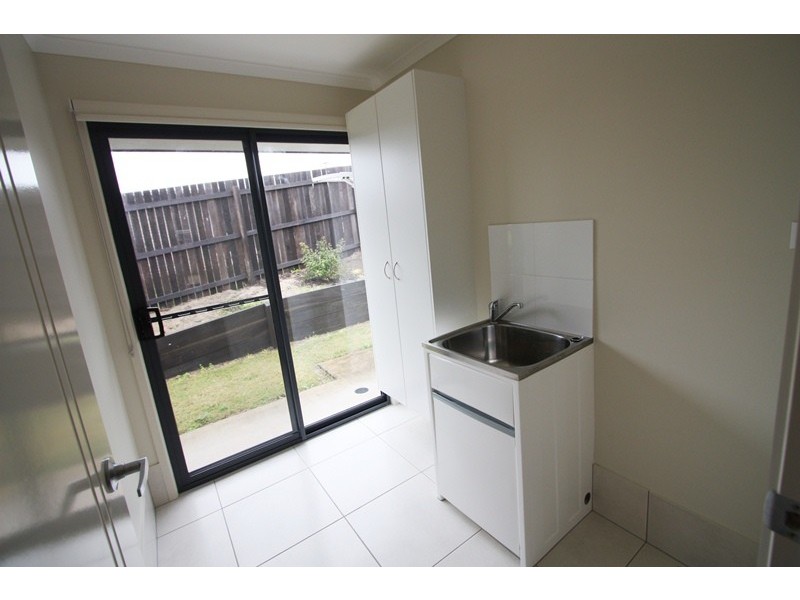 8 Eagle Hawk Drive, Southside QLD 4570