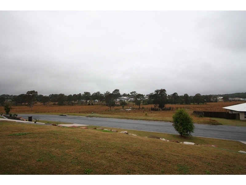 8 Eagle Hawk Drive, Southside QLD 4570