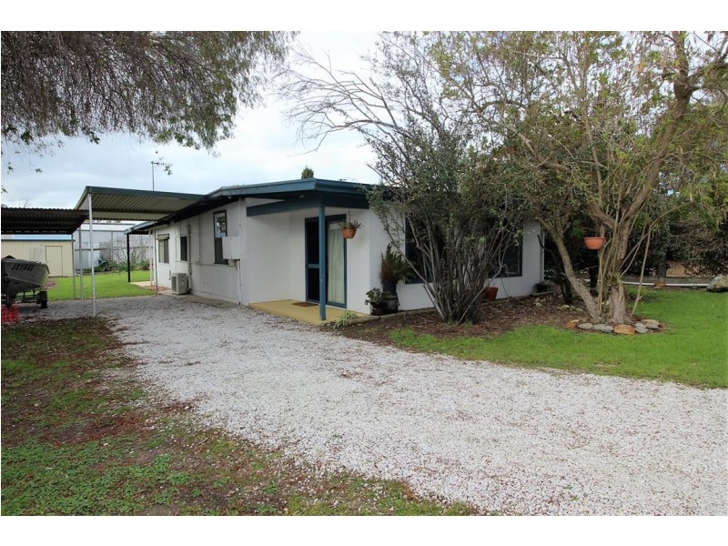 18 Flinders Avenue, Coffin Bay SA 5607