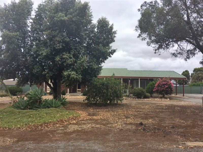 32-34 Tumby Bay Road, Cummins SA 5631