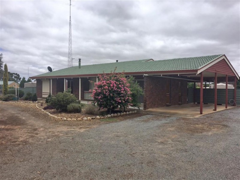 32-34 Tumby Bay Road, Cummins SA 5631