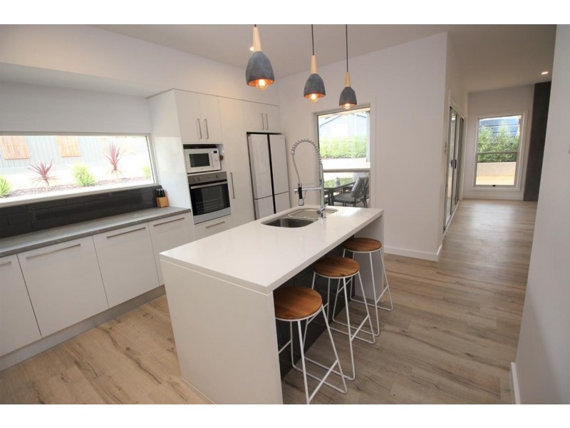 33 Flinders Avenue, Coffin Bay SA 5607