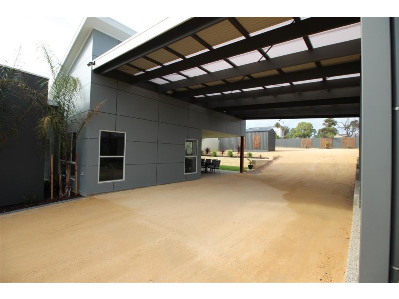 33 Flinders Avenue, Coffin Bay SA 5607