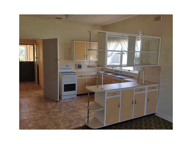 16 Tumby Bay Road, Cummins SA 5631