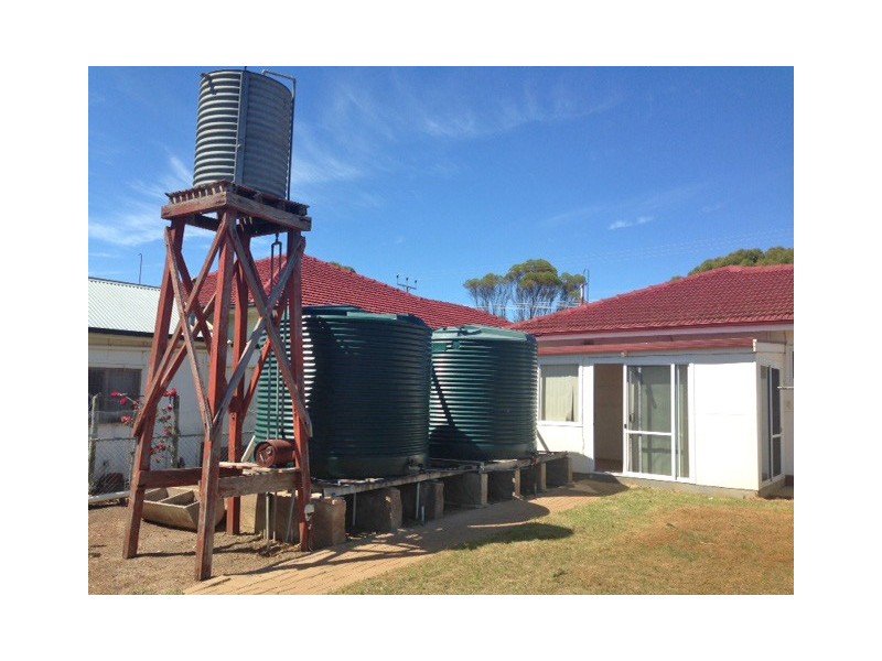 16 Tumby Bay Road, Cummins SA 5631