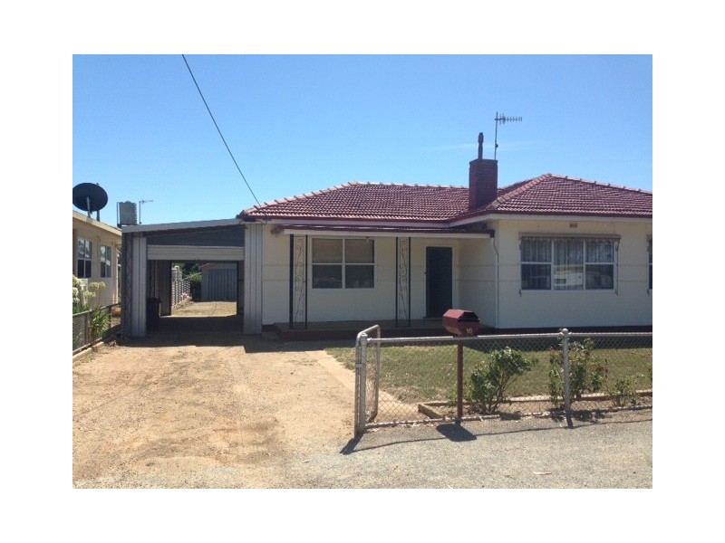 16 Tumby Bay Road, Cummins SA 5631