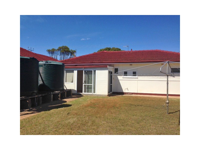 16 Tumby Bay Road, Cummins SA 5631