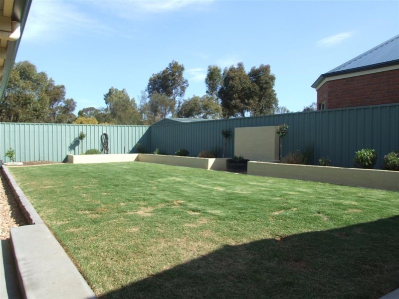 25 Strathmont Drive, Strathalbyn SA 5255