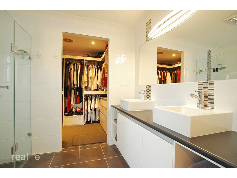 12 Resolute Court, Newport QLD 4020