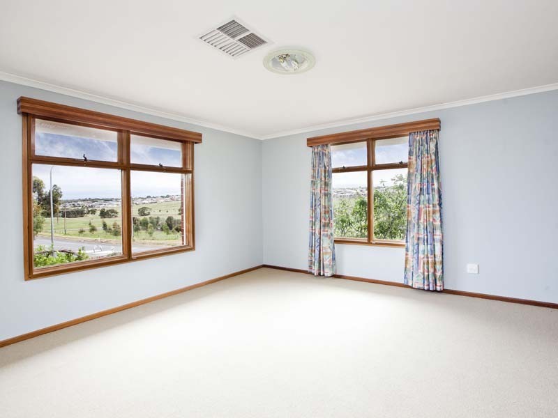 1 Lennard Drive, Moana SA 5169