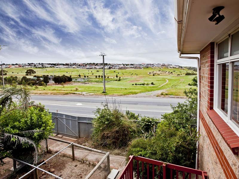 1 Lennard Drive, Moana SA 5169