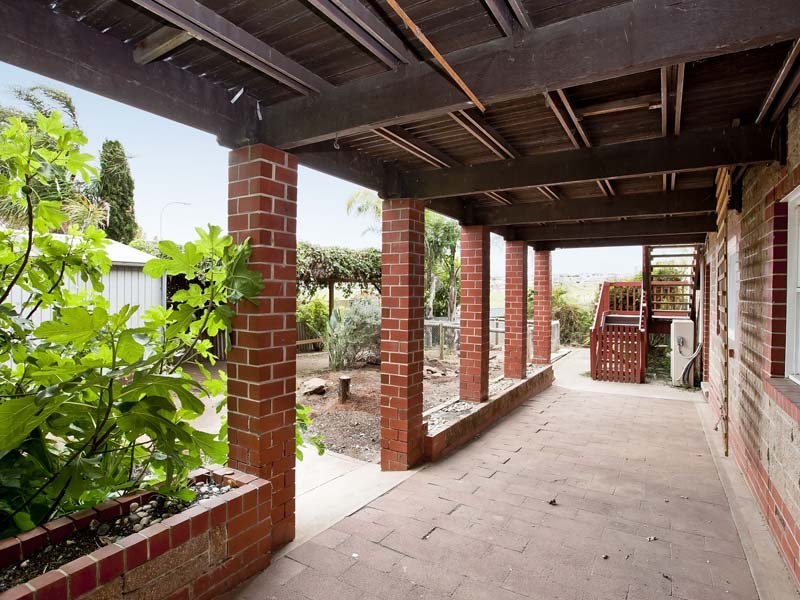 1 Lennard Drive, Moana SA 5169