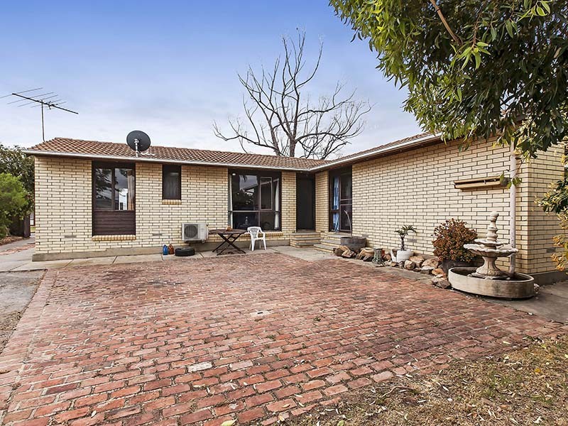 27 Narvik Crescent, Hackham West SA 5163