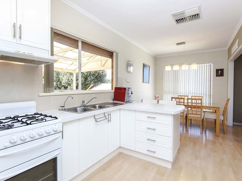 26 Suzanne Avenue, Morphett Vale SA 5162