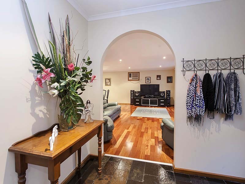 10 Allman Avenue, Woodcroft SA 5162