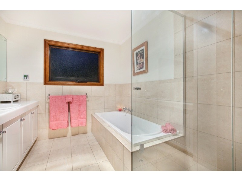 4 Caspian Court, Woodcroft SA 5162