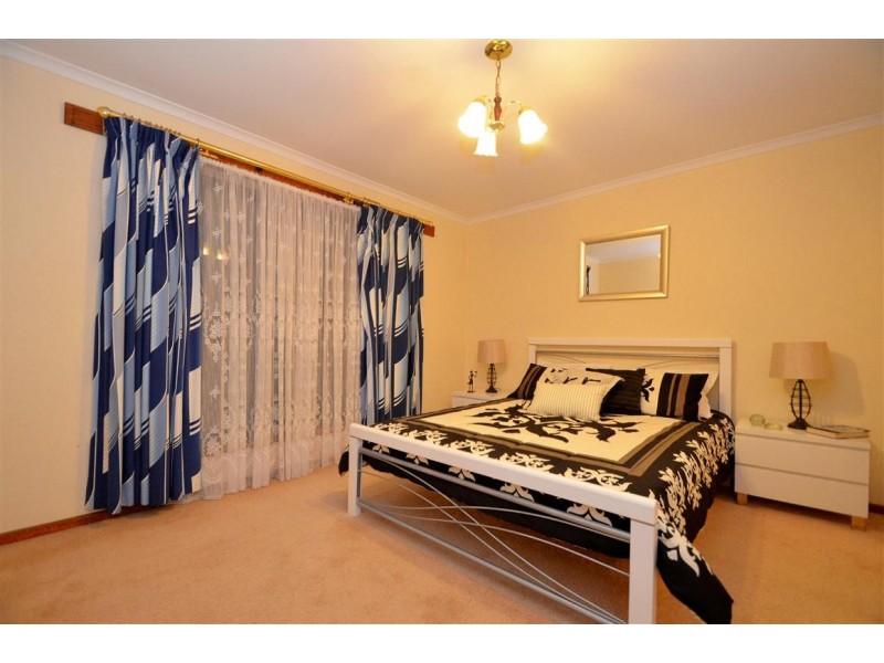 15 Moncur Street, Woodcroft SA 5162