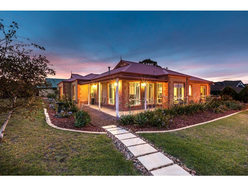 8 Gleneagles Road, Aberfoyle Park SA 5159