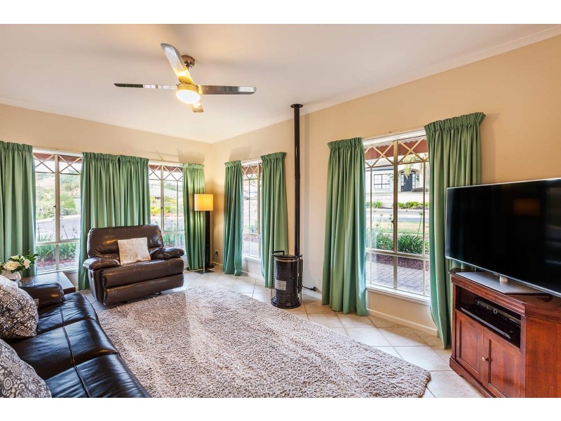 8 Gleneagles Road, Aberfoyle Park SA 5159