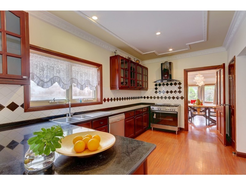 4 Down Drive, Valley View SA 5093