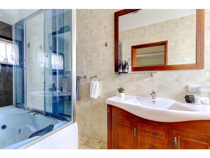 4 Down Drive, Valley View SA 5093